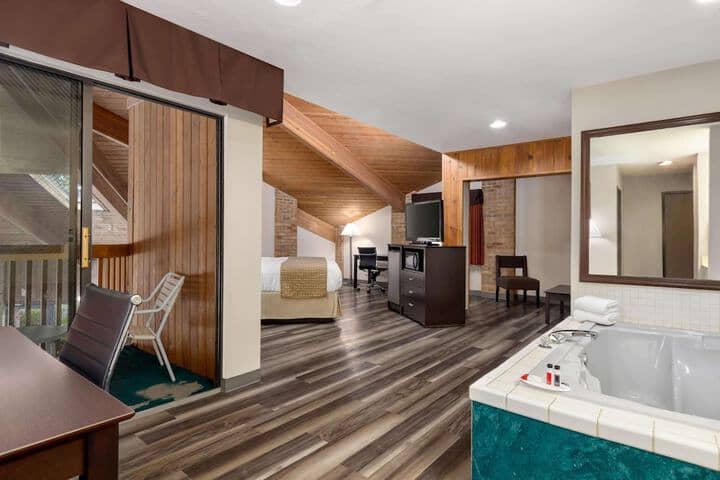 Room 8 of 25
