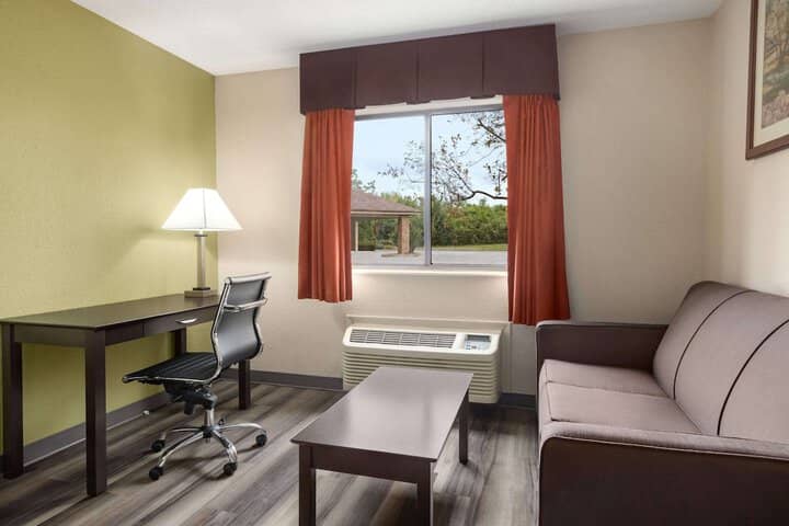 Room 6 of 25